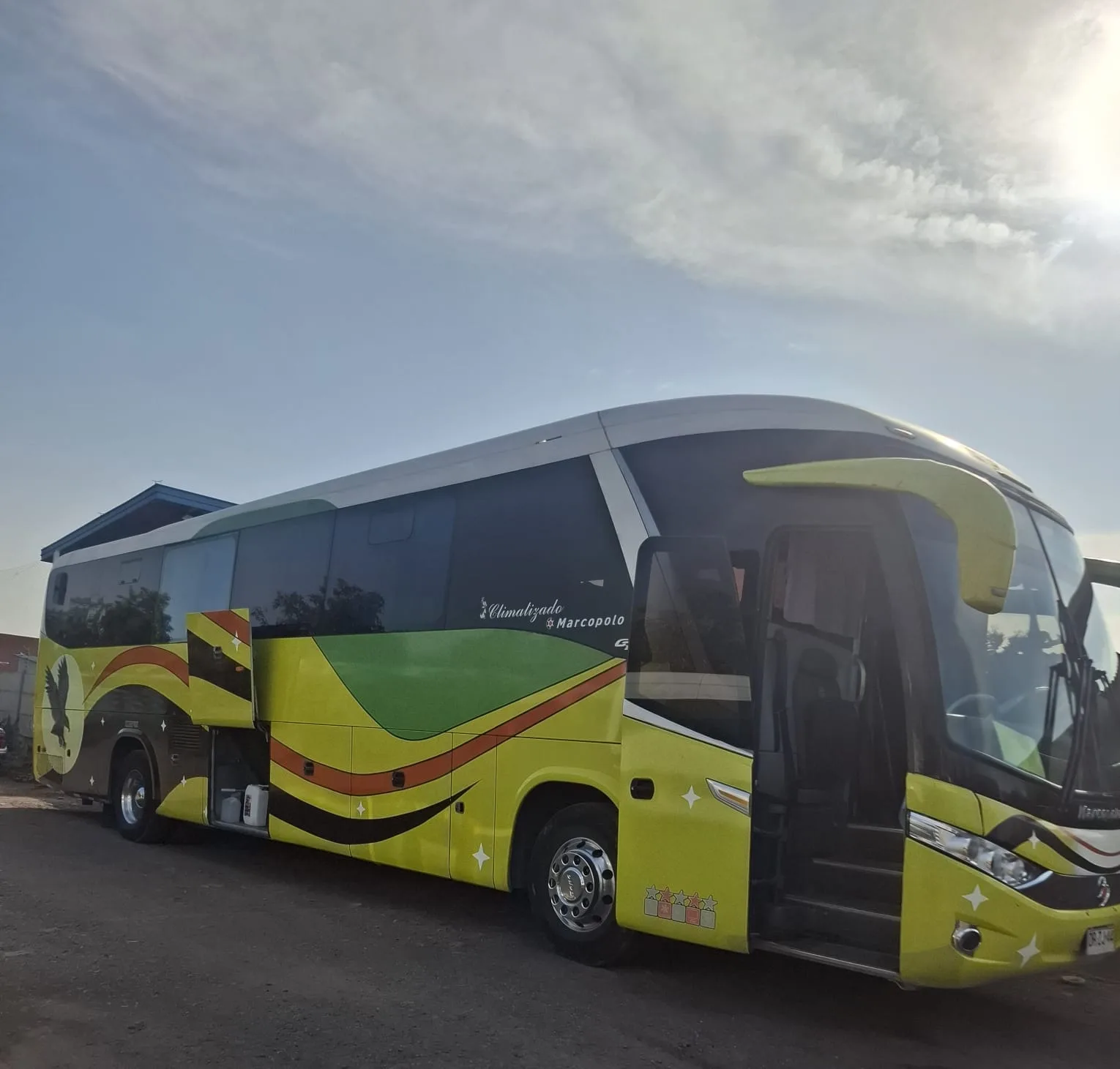 Bus al atardecer