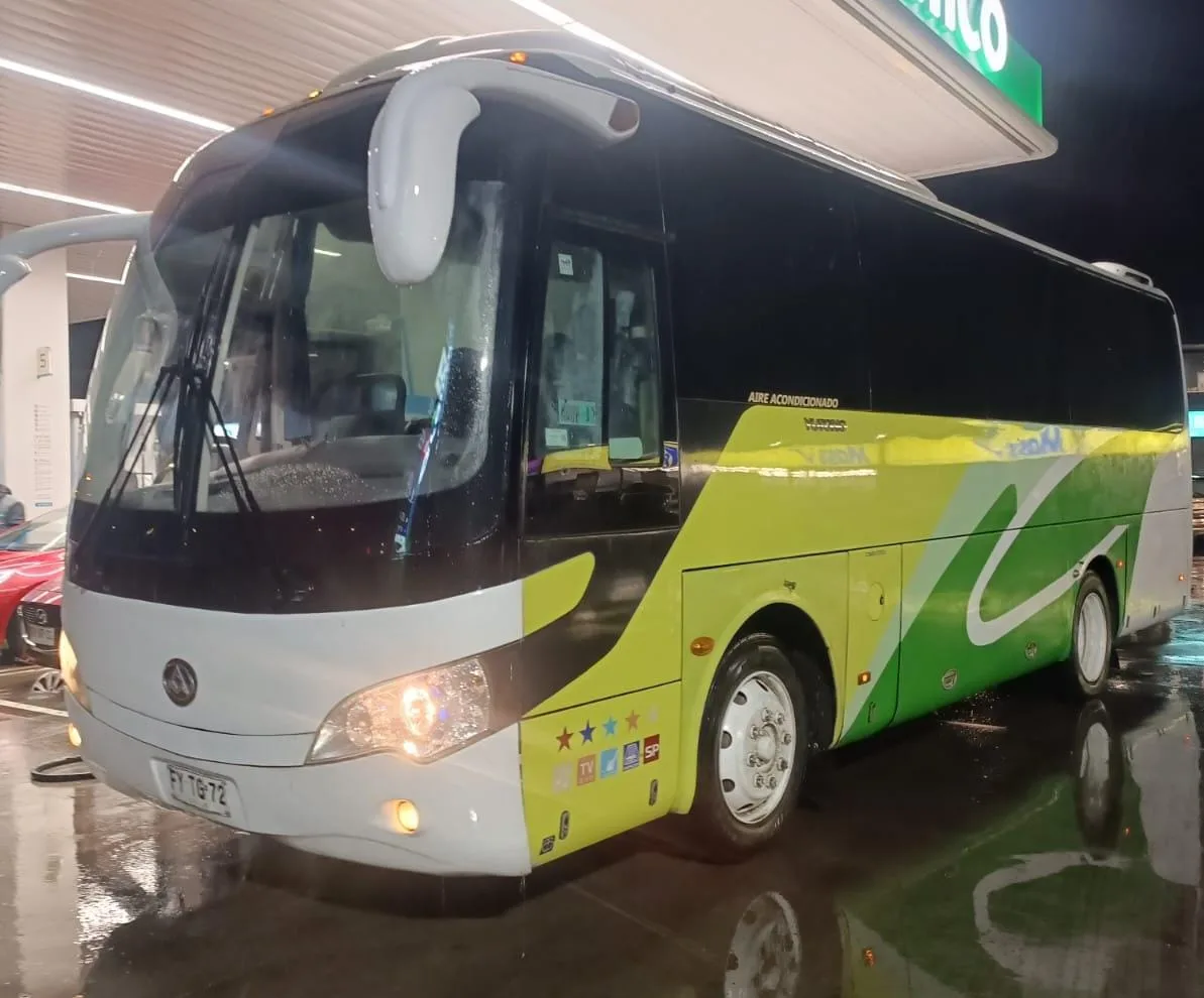 Yutong en ruta de noche